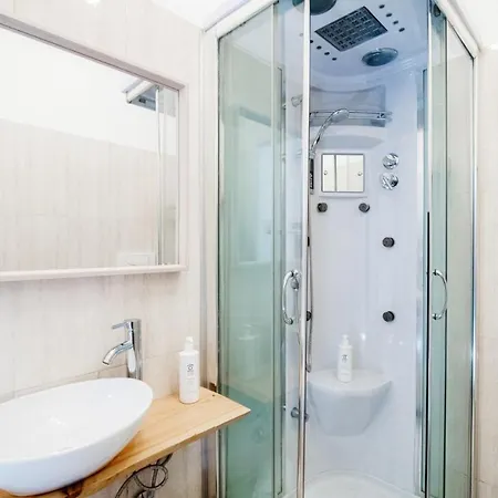 Comfy Apt 6 Min Foot From S.giovanni Station! Lejlighed *
