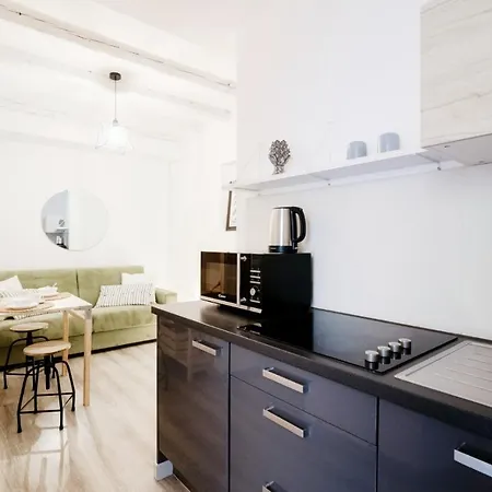 Comfy Apt 6 Min Foot From S.giovanni Station! Apartment *